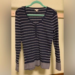 Near new condition stretchy sweater